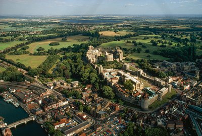 Generaciones de monarcas han enriquecido el castillo de Windsor. Castillo de Windsor, Windsor, Ber... de James L Stanfield