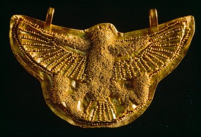 Colgante de halcón dorado del Museo de Arqueología Subacuática de Bodrum. Bodrum, Turquía. de James L Stanfield