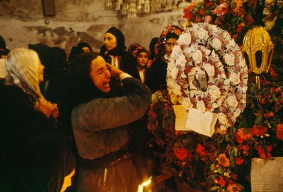 El Viernes Santo, las mujeres lloran la muerte de sus seres queridos. Olimbos, Karp... de James L Stanfield