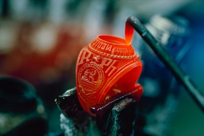 Millones de anillos de oro producidos anualmente representan gran parte del oro necesario. Clase ri... de James L Stanfield