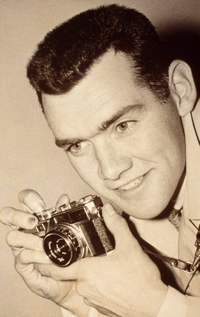 Fotógrafo del Milwaukee Post James L. Stanfield. Milwaukee, Wisconsin. Sostiene... de James L Stanfield