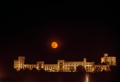 Salida de la luna sobre el castillo de Windsor. Windsor, Inglaterra. de James L Stanfield