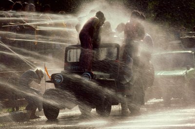 La gente es rociada en el Festival del Agua durante el Año Nuevo budista. Mandalay, Birmania. de James L Stanfield