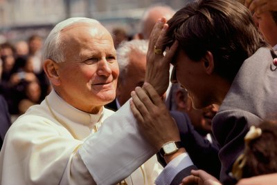 El Papa Juan Pablo II bendice a un joven. Plaza de San Pedro, Ciudad del Vaticano. de James L Stanfield