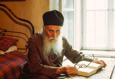 Retrato de un sacerdote ortodoxo oriental, leyendo. Monasterio de Rila, Rila, Bulgaria. de James L Stanfield
