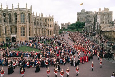 La Reina Isabel y el Príncipe Felipe presiden la Capilla de San Jorge. Castillo de Windsor, Wi... de James L Stanfield