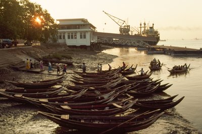 Los sampanes se agolpan en la playa fangosa del embarcadero de Nantira. EMBARCADERO DE NANTIRA, RANGOON, BIRMANIA. de James L Stanfield