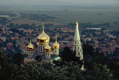 La Shipka Memorial Church eleva cúpulas doradas sobre el valle. SHIPKA, VALLE DEL... de James L Stanfield
