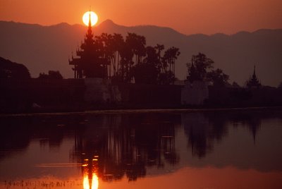 Puesta de sol en el muelle Kywe Sun. MUELLE KYWE SUN, MANDALAY, BIRMANIA. de James L Stanfield