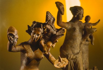 Esculturas de terracota de Afrodita con Eros alado en el hombro. Veria, Macedonia, Grecia. de James L Stanfield