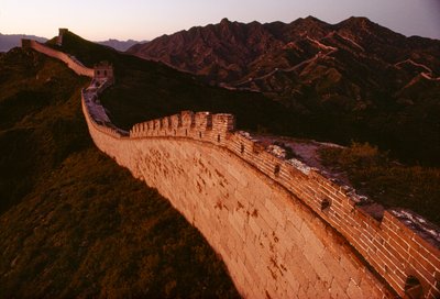 La Gran Muralla serpentea por las crestas de los montes Jun- du, parte de la cadena montañosa Ya n... de James L Stanfield