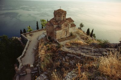 La región de Ohrid es Patrimonio de la Humanidad. IGLESIA DE SAN JUAN KANEO, LAGO OHRID, YUGOSLAVIA. de James L Stanfield