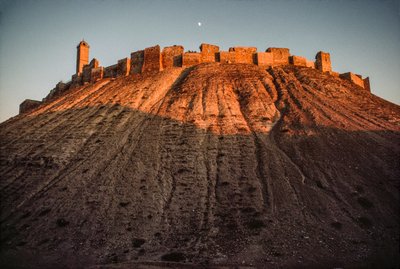 La antigua ciudadela de Alepo perdura sobre un montículo. Alepo, Siria. de James L Stanfield