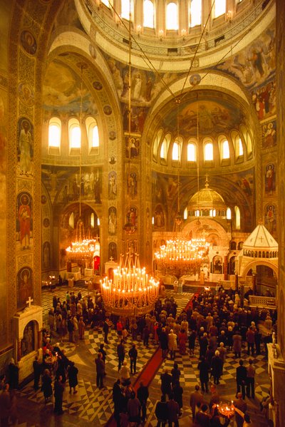 Los turistas predominan en los servicios de la catedral Alexander Nevski. Sofía, Bulgaria. de James L Stanfield