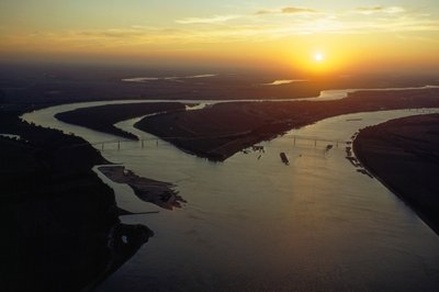 Vista aérea crepuscular de la confluencia de los ríos Ohio y Mississippi. El Cairo, Illinois. de James L Stanfield