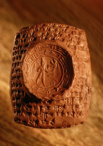 En una excavación se descubrió este sello epistolar procedente de Ugarit, con... de James L Stanfield