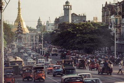 Coches antiguos atascan el centro de Rangún, la capital de Birmania. Sule Pagoda Road, R... de James L Stanfield