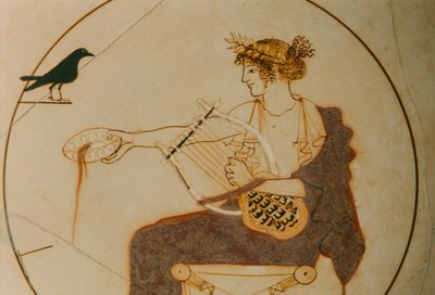 Kylix de fondo blanco decorado con una representación de Apolo. El dios está sentado sobre... de James L Stanfield