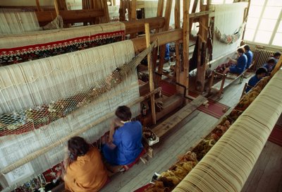Mujeres trabajando en un gran telar de alfombras. Kotel, Bulgaria. de James L Stanfield