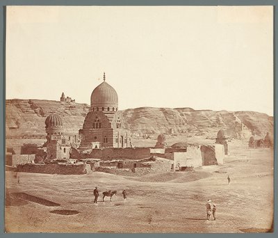Egipto. El Cairo. Necrópolis del Sur. En primer plano, el mausoleo de Sudun (1504); al fondo, en la meseta de Mukattam, la mezquita de Al-Djuyushi. de James Robertson