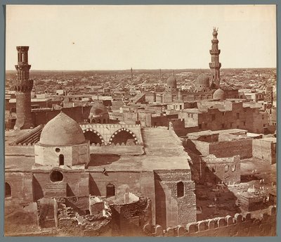 Egipto. El Cairo. Vista general: al fondo, la madraza y el mausoleo de Umm As-Sultan Sha
