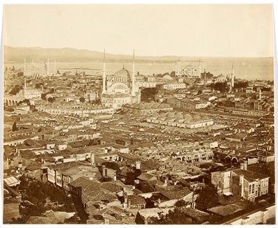 «Nuri Osmaniye» [Estambul. Panorama de la ciudad con vista de las mezquitas: mezquita de Nuruosmaniye (en el centro), Mezquita Azul (al fondo a la derecha) y Ayasofya (Santa Sofía) (a la izquierda)] de James Robertson