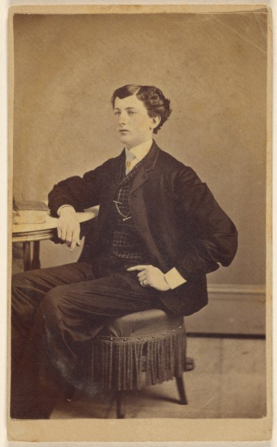 [Joven no identificado sentado en una mesa] de James S. Woodley
