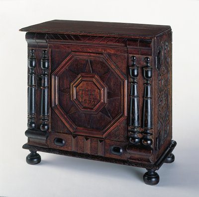 El gabinete de valores tallado y aplicado de Joseph y Bathsheba Pope, Salem, Massachusetts, 1679 de James Symonds