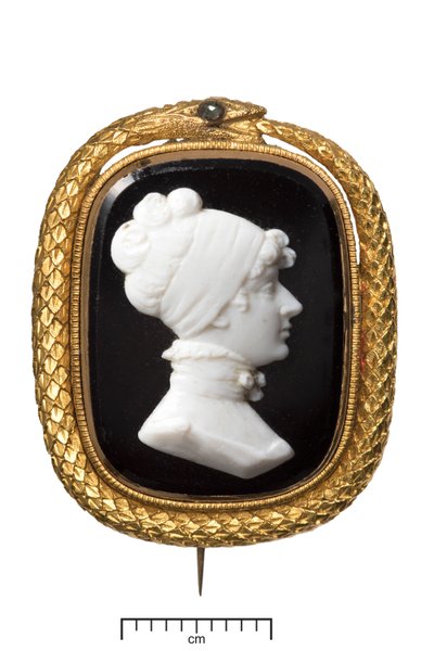 Broche conmemorativo de la muerte de la princesa Charlotte, c.1817 (vidrio blanco y negro en oro con diamante) de James Tassie