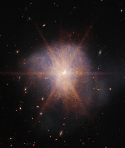Arp 220 (imagen NIRCam y MIRI) de James Webb Space Telescope (NASA)
