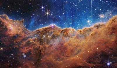 Acantilados cósmicos en la nebulosa Carina (imagen NIRCam) de James Webb Space Telescope (NASA)