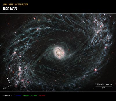 NGC 1433 (Imagen de brújula MIRI) de James Webb Space Telescope (NASA)