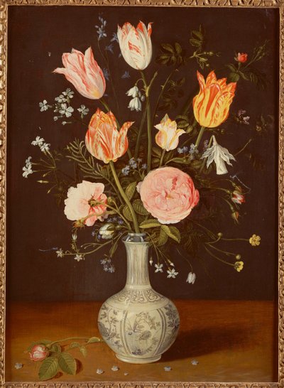 Tulipanes, rosas, nomeolvides y otras flores en un jarrón azul y blanco de la dinastía Ming tardía de Jan Brueghel the Elder