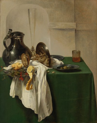 Jarra de peltre y tazza de plata sobre una mesa de Jan Jansz den Uyl