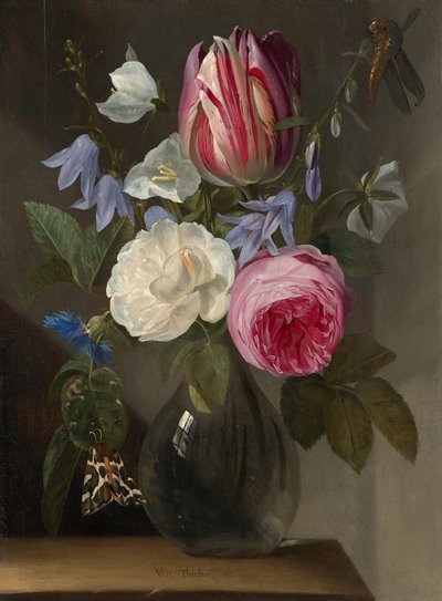Rosas y un tulipán en un jarrón de vidrio de Jan Philips van Thielen