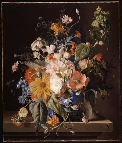 Amapolas, malva real, gloria de la mañana, viola, margaritas, guisante de olor, caléndulas y otras flores en un jarrón con un caracol en un borde de Jan van Huysum