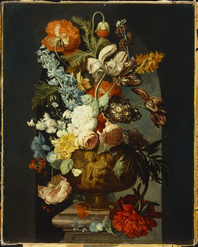 Tulipanes, rosas, jacintos, aurículas y otras flores en una urna esculpida sobre un pedestal de piedra en un nicho de Jan van Huysum