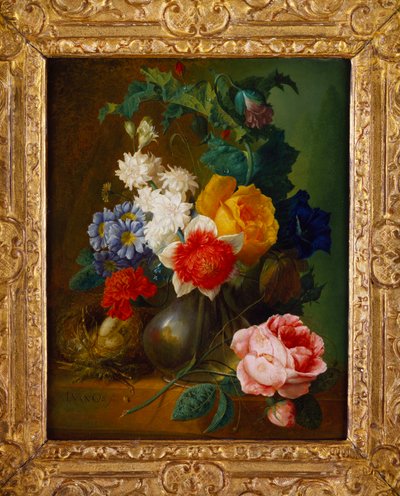 Rosas, amapolas, gloria de la mañana y otras flores en un jarrón con un nido de pájaro en un borde de Jan van Os