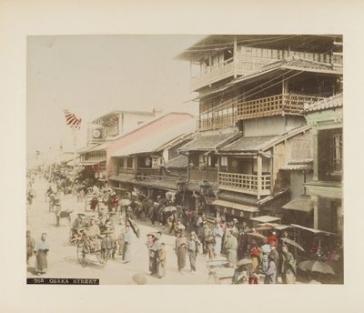 Una calle en Osaka, Japón (foto en blanco y negro coloreada a mano) de Japanese Photographer