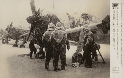 Aviadores en un aeródromo durante una tormenta de nieve, Segunda Guerra Mundial de Japanese Photographer