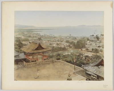 Lago Biwa desde Miidera, Japón, c.1890 (foto en blanco y negro coloreada a mano) de Japanese Photographer