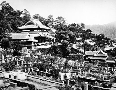 Cementerio del templo Honrenji en Chikugo-machi, Nagasaki, c.1860-80 de Japanese Photographer