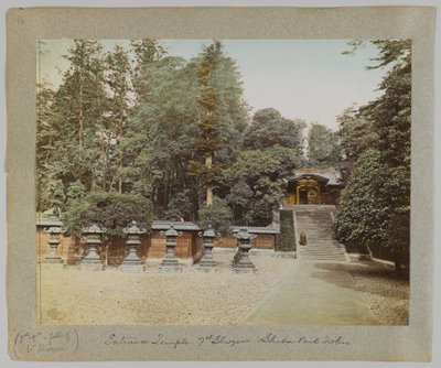 Entrada al Templo del séptimo Shogun, Parque Shiba, Tokio, Japón (foto en blanco y negro coloreada a mano) de Japanese Photographer