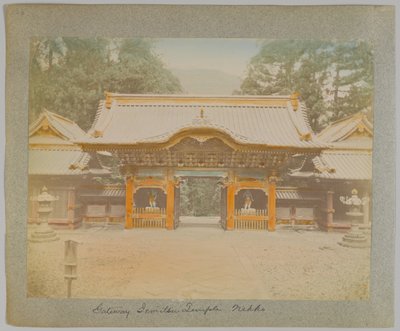 Puerta del templo Jemitsu, Nikko, Japón (foto en blanco y negro coloreada a mano) de Japanese Photographer