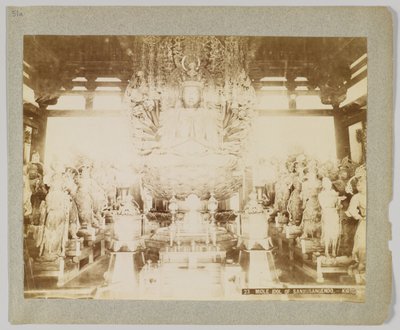 Ídolo en Sanjusangendo, Kioto, Japón de Japanese Photographer