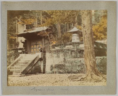 Tumba de Ieyasu, Nikko, Japón (foto en blanco y negro coloreada a mano) de Japanese Photographer