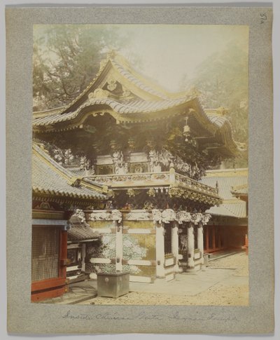Dentro de la Puerta China, Tōshō-gū, Nikko, Japón de Japanese Photographer