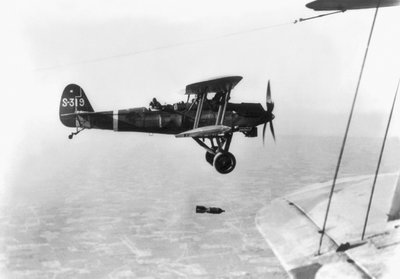Aviones japoneses realizan un bombardeo sobre objetivos en China, 1937 de Japanese Photographer