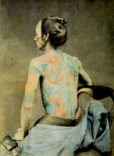 Hombre japonés con tatuajes tradicionales Irezumi, c.1890 de Japanese Photographer