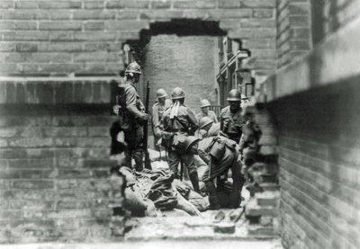 Soldados japoneses involucrados en combates callejeros en Shanghái, China, 1937 de Japanese Photographer